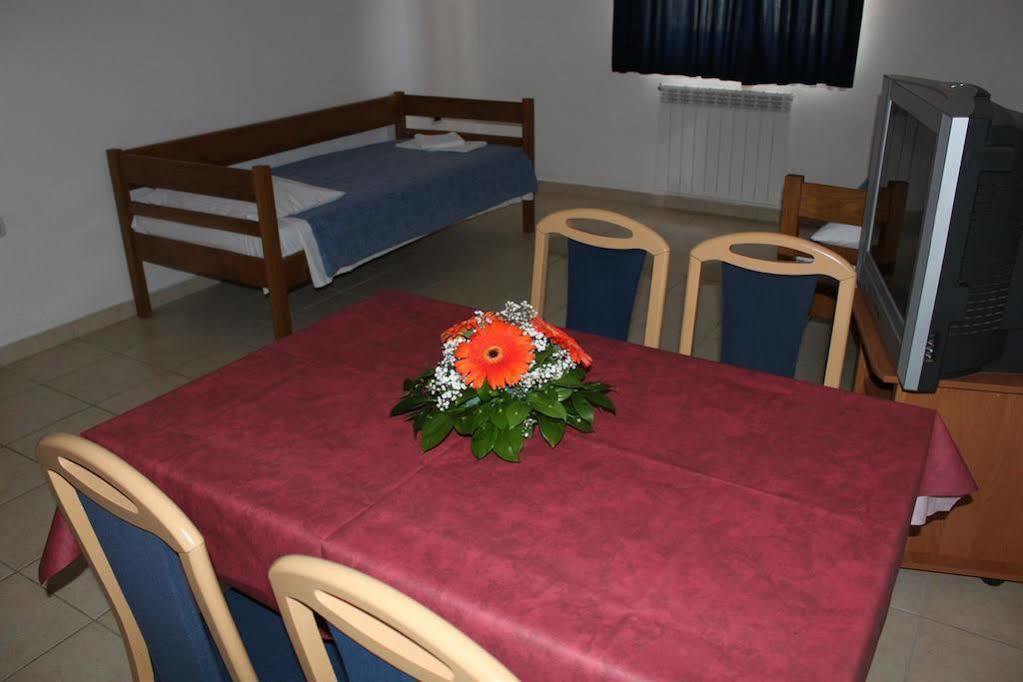 Apartments Barbara Gregovica Pula Buitenkant foto